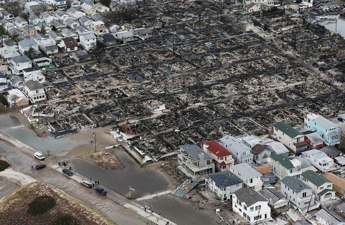 Những ngôi nhà bị cháy sau khi bão Sandy tràn qua hôm 31/10 ở Breezy Point, thành phố New York. Hơn 80 ngôi nhà đã bị hỏa hoạn thiêu rụi.